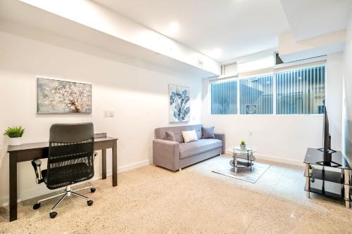 Modern 2BR Apartment - Near Downtown - Tap to explore photos
