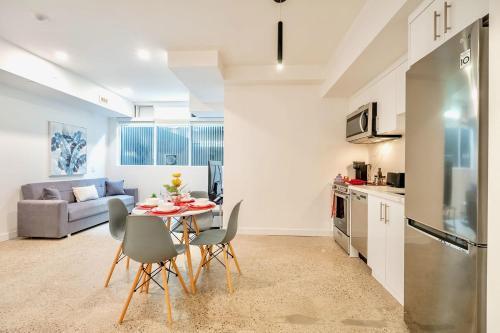 Modern 2BR Apartment - Near Downtown - Tap to explore photos