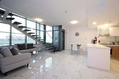 Luxury duplex in Raha lofts - Tap to explore photos