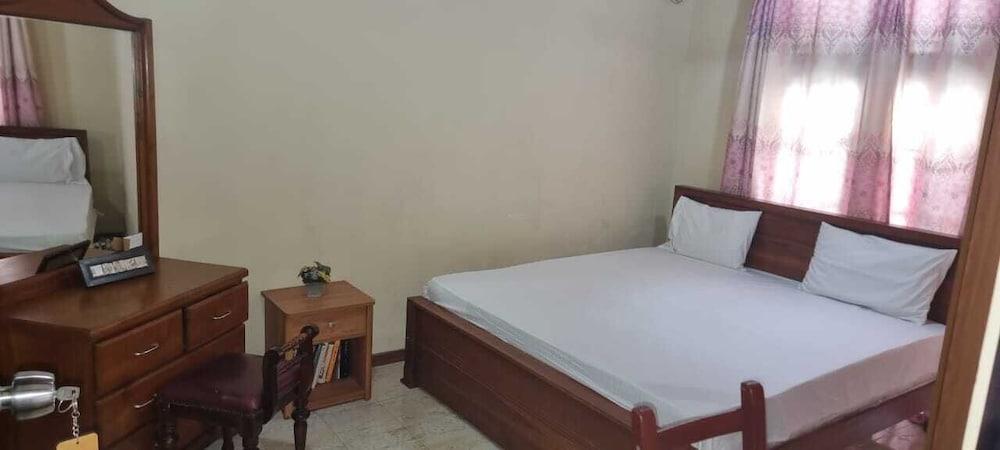 Victory Colombo Room Type - Deluxe Room, 1 Queen Bed