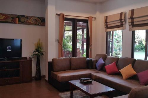 Banburi Villa - 4 Bedroom Private Pool Villa - Tap to explore photos