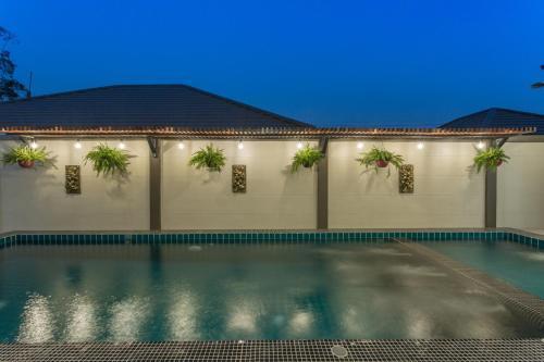 The Peak Pool Villa - Tap to explore photos