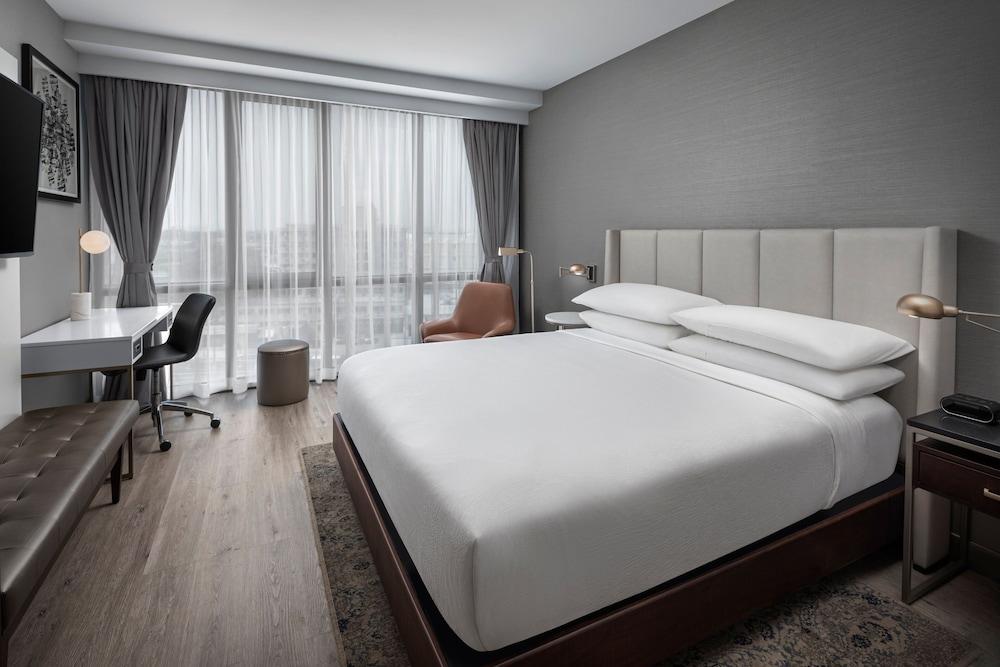 Four Points by Sheraton Flushing Room Type - Deluxe Single Room, 1 King Bed