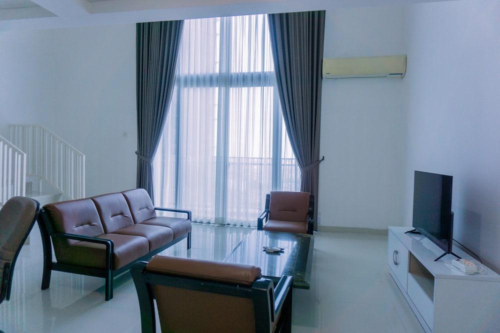 Modern Look And Spacious 1Br At Neo Soho Apartment - Tap to explore photos