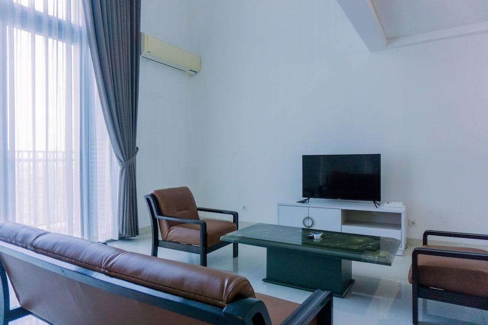 Modern Look And Spacious 1Br At Neo Soho Apartment - Tap to explore photos