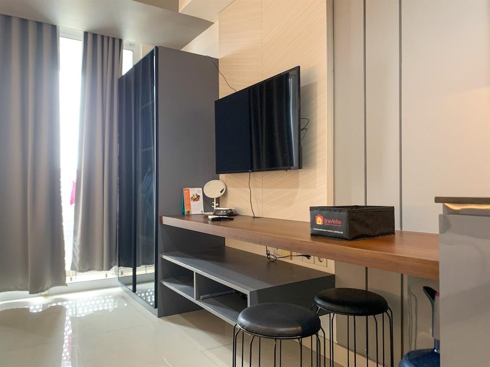 Modern And Comfort Design Studio Room At West Vista Apartment - Tap to explore photos