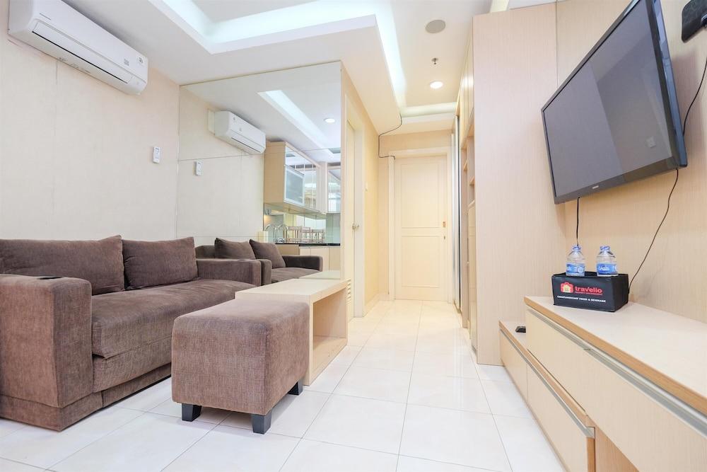 Comfort And Strategic 1Br At The Boulevard Apartment - Tap to explore photos