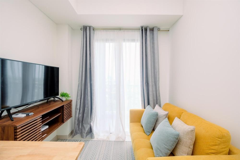 Modern Look And Comfy 2Br At Vasaka Solterra Apartment - Tap to explore photos