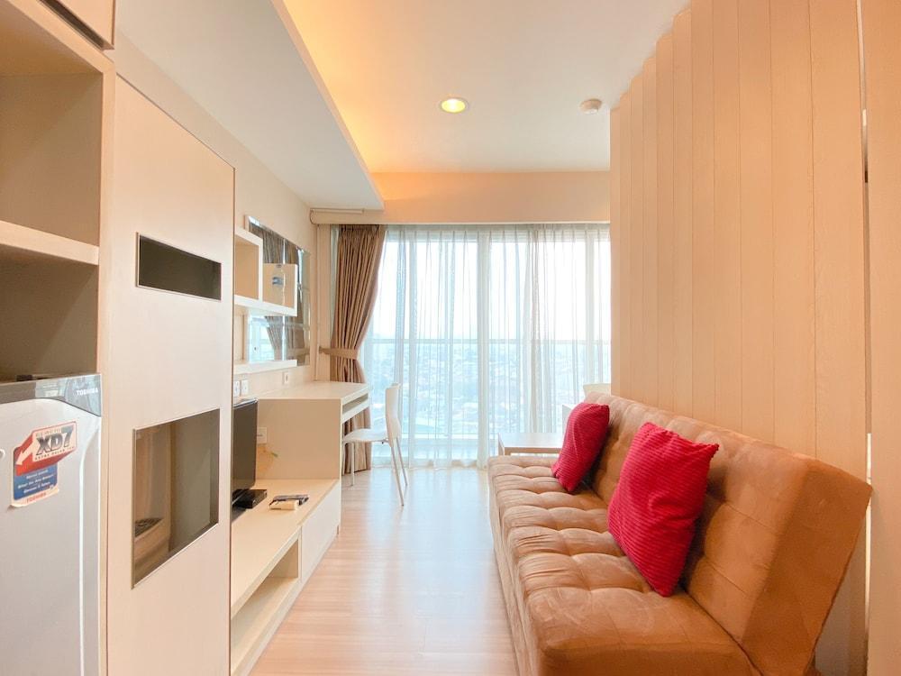 Elegant And Comfortable Studio At Tamansari The Hive Apartment - Tap to explore photos