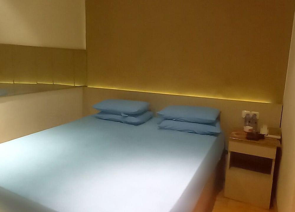 Hotel Aruni Ancol Room Type - Standard Double Room