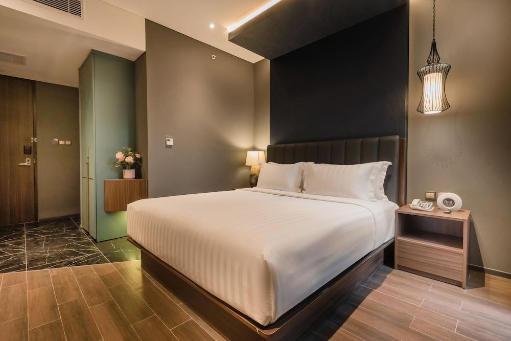 Ashley Tanah Abang Room Type - Deluxe Double Room (Free Self Service Laundry)