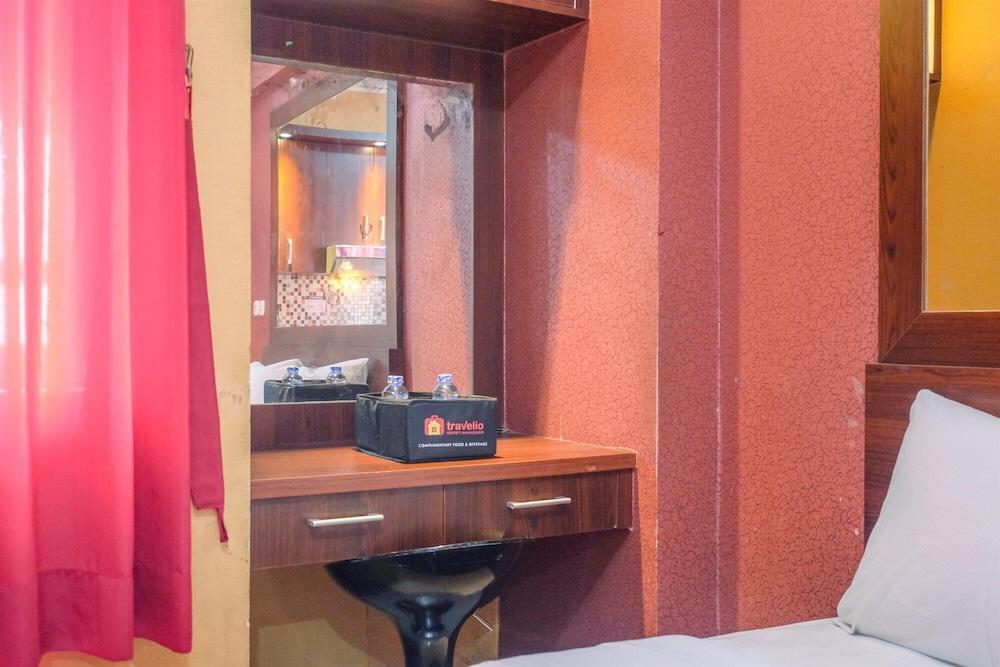 Fancy And Nice Studio At Green Pramuka City Apartment - Tap to explore photos