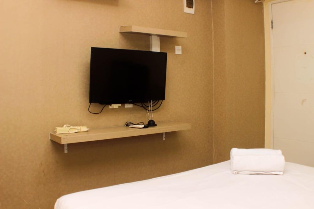 Comfy And Best Location Studio Room At Bassura City Apartment - Tap to explore photos