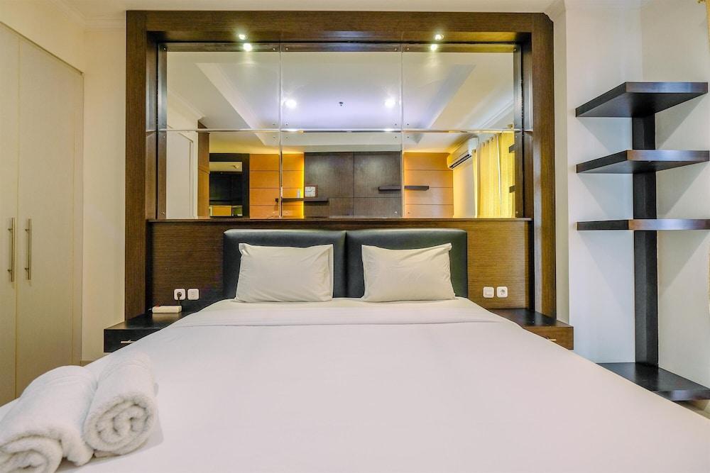Fancy And Classic Studio Room At Bellezza Apartment Room Type - Studio