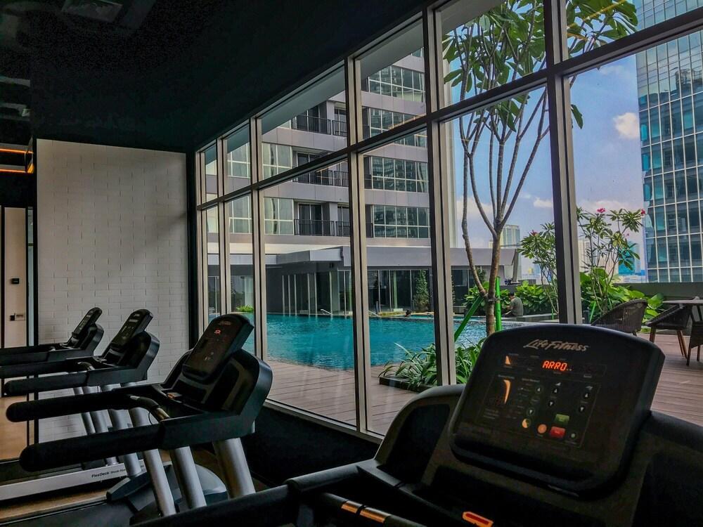 Comfort And Warm Studio At Ciputra World 2 Apartment - Tap to explore photos