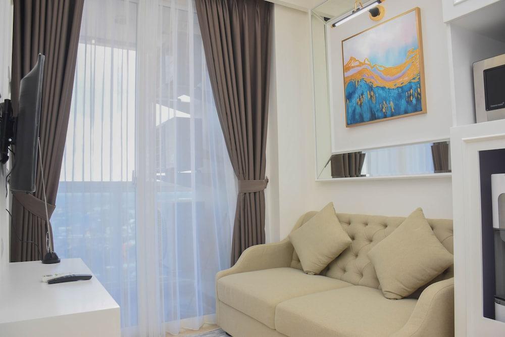 Modern And Comfy 2Br At Menteng Park Apartment - Tap to explore photos