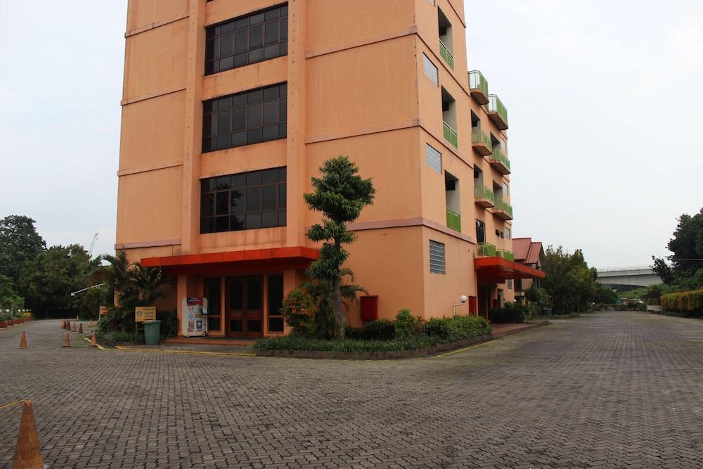678 Hotel Cawang by Cocotel Room Type - Twin Room