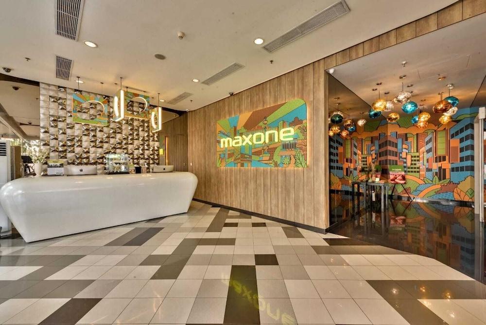 MaxOneHotels Premier Melawai - Tap to explore photos
