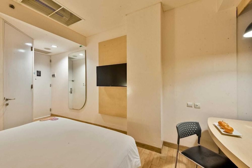 MaxOneHotels Premier Melawai Room Type - Standard Double Room