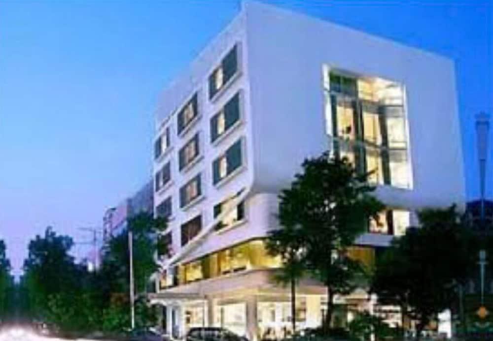 MaxOneHotels Premier Melawai - Tap to explore photos