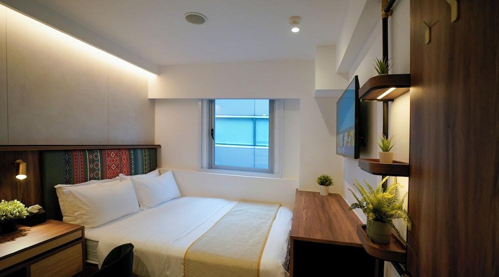 ST Signature Bugis Middle Room Type - Cabin M, Window, Private Bathroom