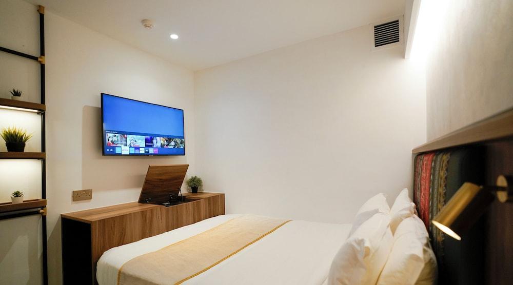 ST Signature Bugis Middle Room Type - Cabin M, Private Bathroom