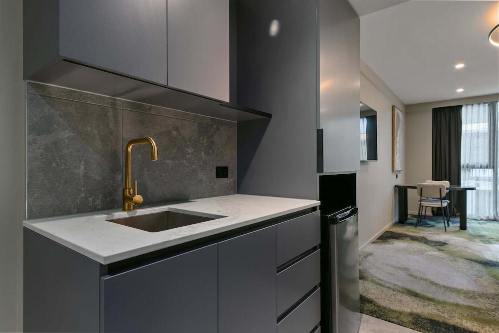 Melbourne City Apartment Hotel - Tap to explore photos