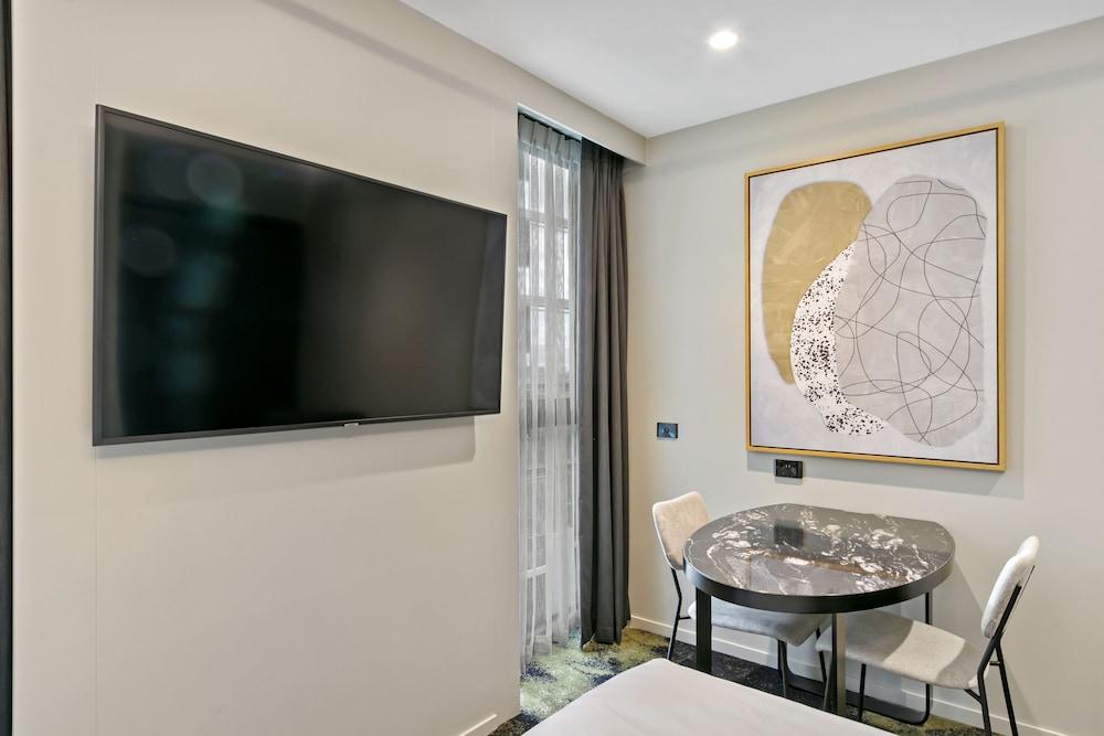 Melbourne City Apartment Hotel - Tap to explore photos