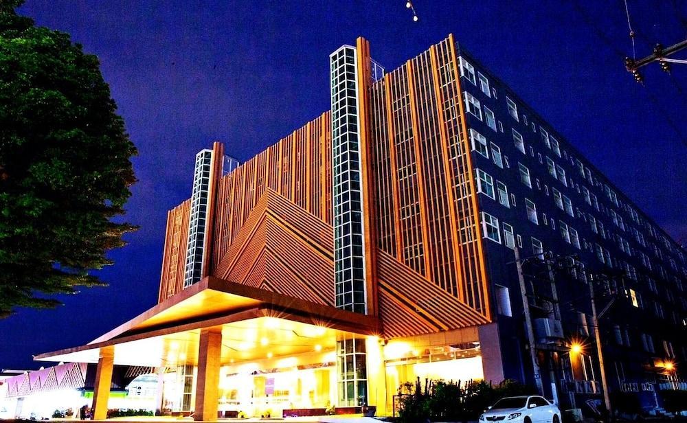 The Srivaree Airport Hotel - Tap to explore photos
