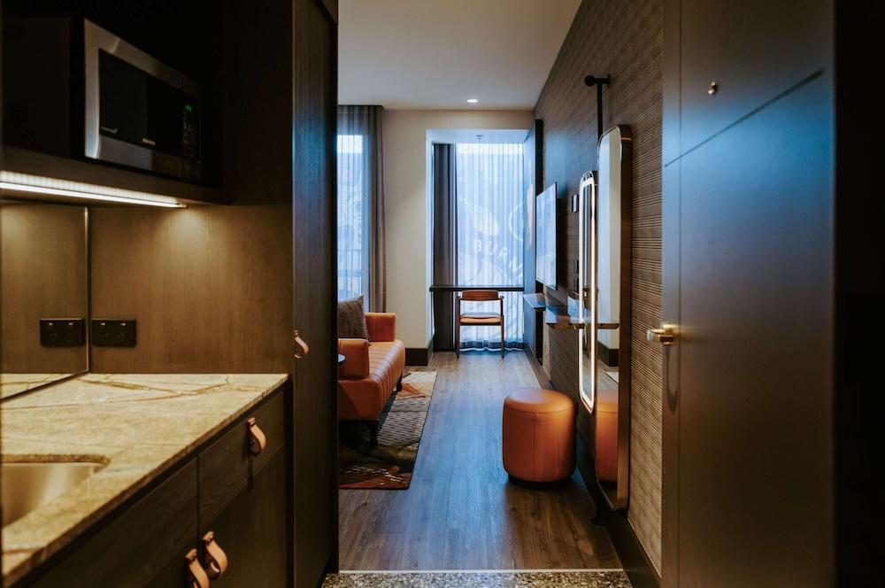 The Motley Hotel Richmond, Tapestry Collection by Hilton Room Type - King Room with Sofa