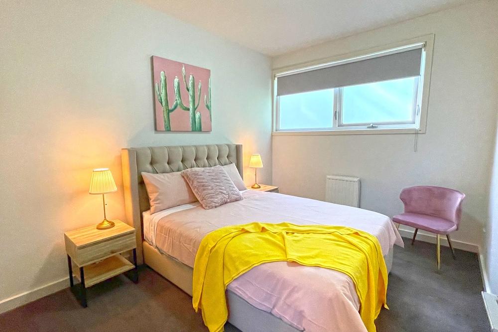 Canterbury Villa 7BRM for Big Group - Tap to explore photos