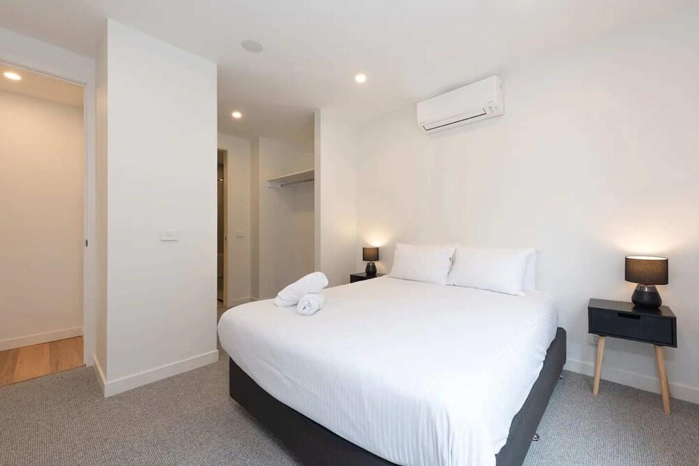 Stylish 3 Bedroom With Free Parking - Tap to explore photos