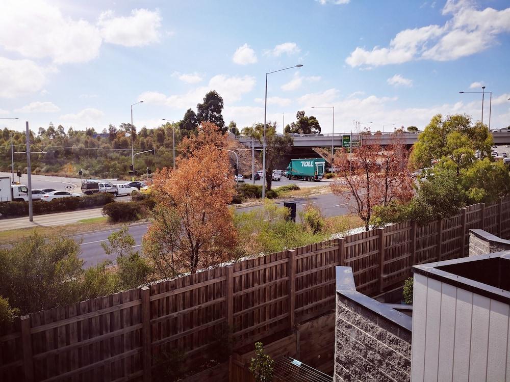Delicate Bundoora townhouse 10 - Tap to explore photos