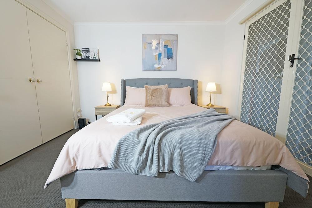 Box Hill Compact Home Small family WiFi - Tap to explore photos
