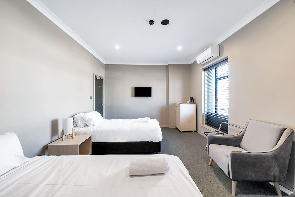 Illinois Hotel Room Type - Twin Room Shared Bathroom
