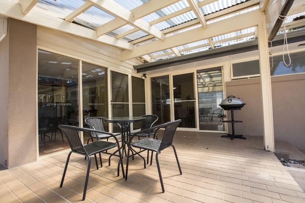 Spacious Comfortable Home in Wheelers Hill+pool - Tap to explore photos