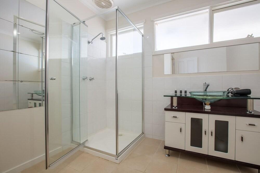 Spacious Comfortable Home in Wheelers Hill+pool - Tap to explore photos