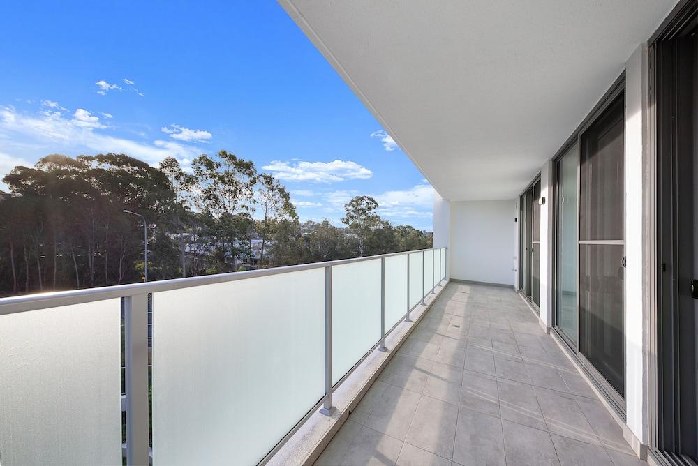 Wentworthville 2 Bedrooms 2 Bathrooms with Free Parking by KozyGuru - Tap to explore photos