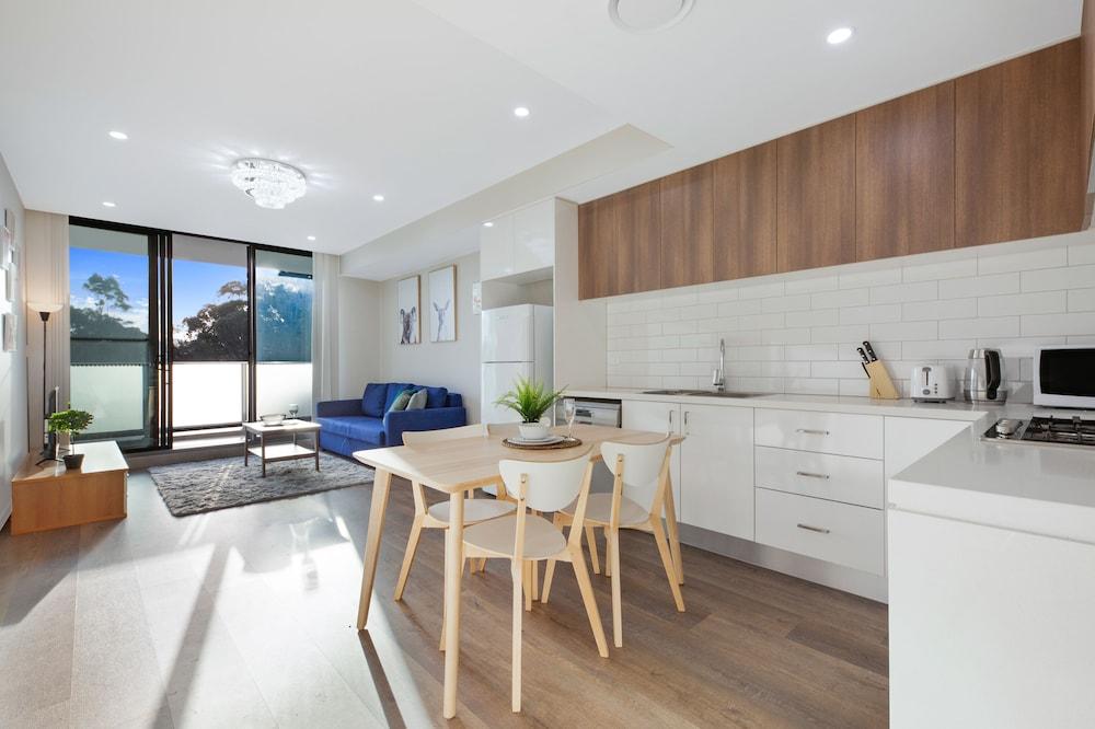 Wentworthville 2 Bedrooms 2 Bathrooms with Free Parking by KozyGuru