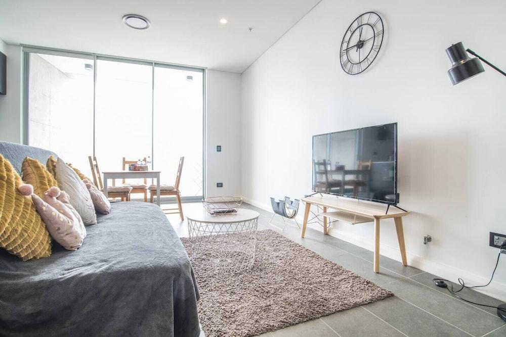 Home With Convenient Location! Close to Train&cbd - Tap to explore photos