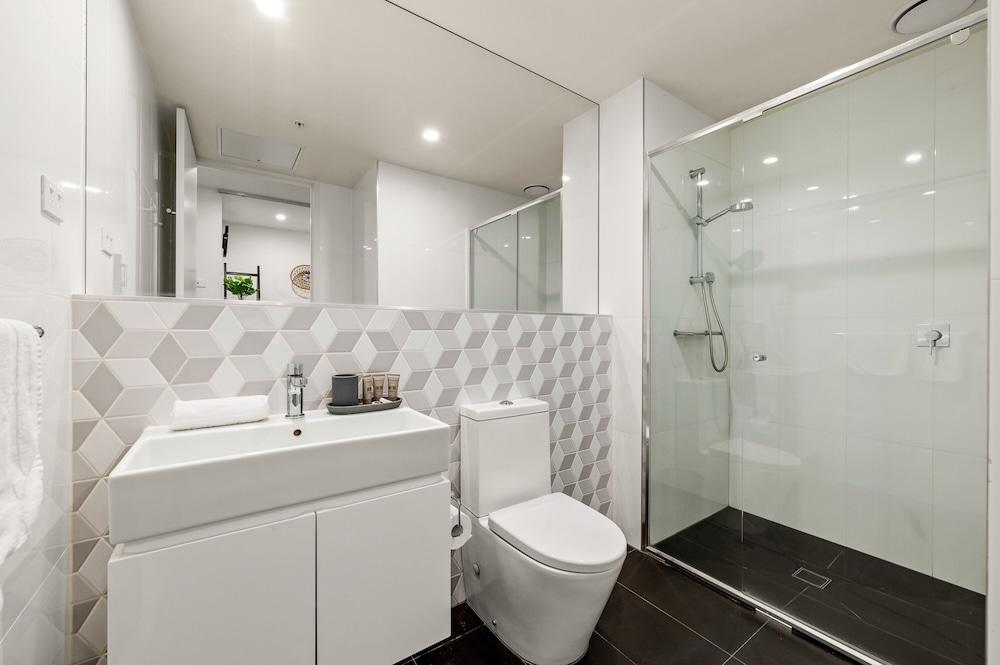 StayCentral - Hawthorn East - Study, 2 Car spaces - Tap to explore photos