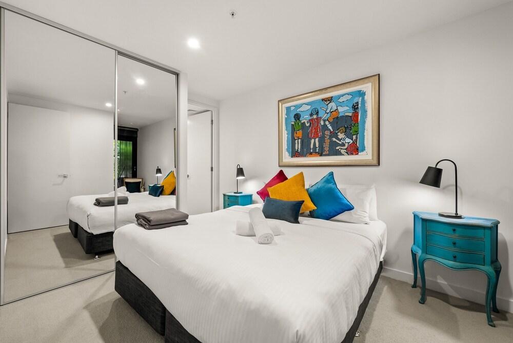 StayCentral - Hawthorn East - Study, 2 Car spaces - Tap to explore photos