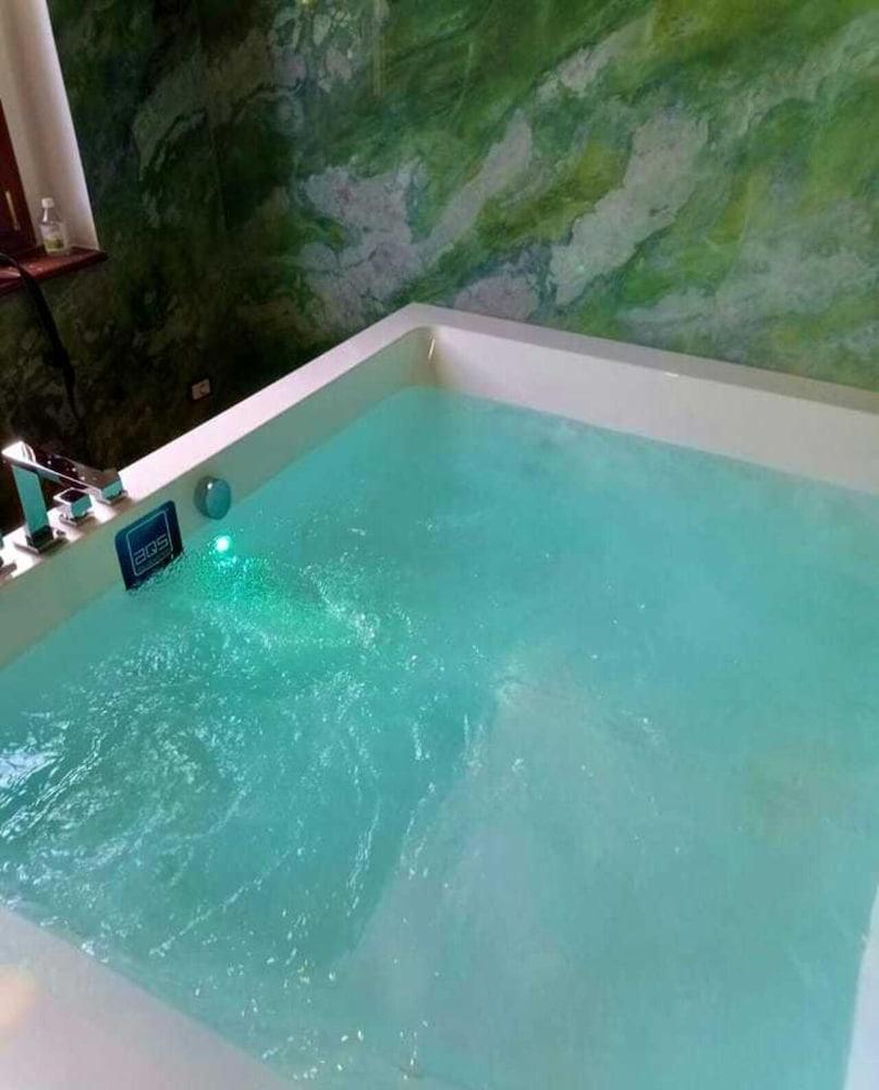 Accommodation With Lake View With Jacuzzi - Tap to explore photos