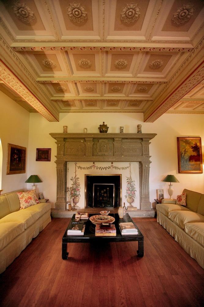 Villa Luxury Sacrofano Rm - Tap to explore photos