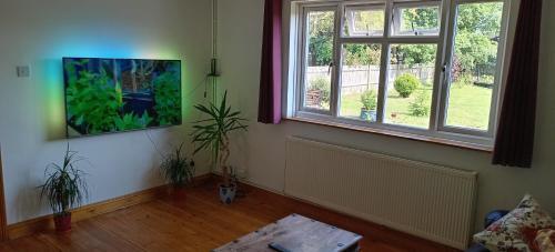 4 Bed House - Sleeps 10 - Pets - Parking - Wifi - Tap to explore photos