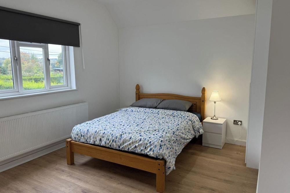 4 Bed House - Sleeps 10 - Pets - Parking - Wifi - Tap to explore photos