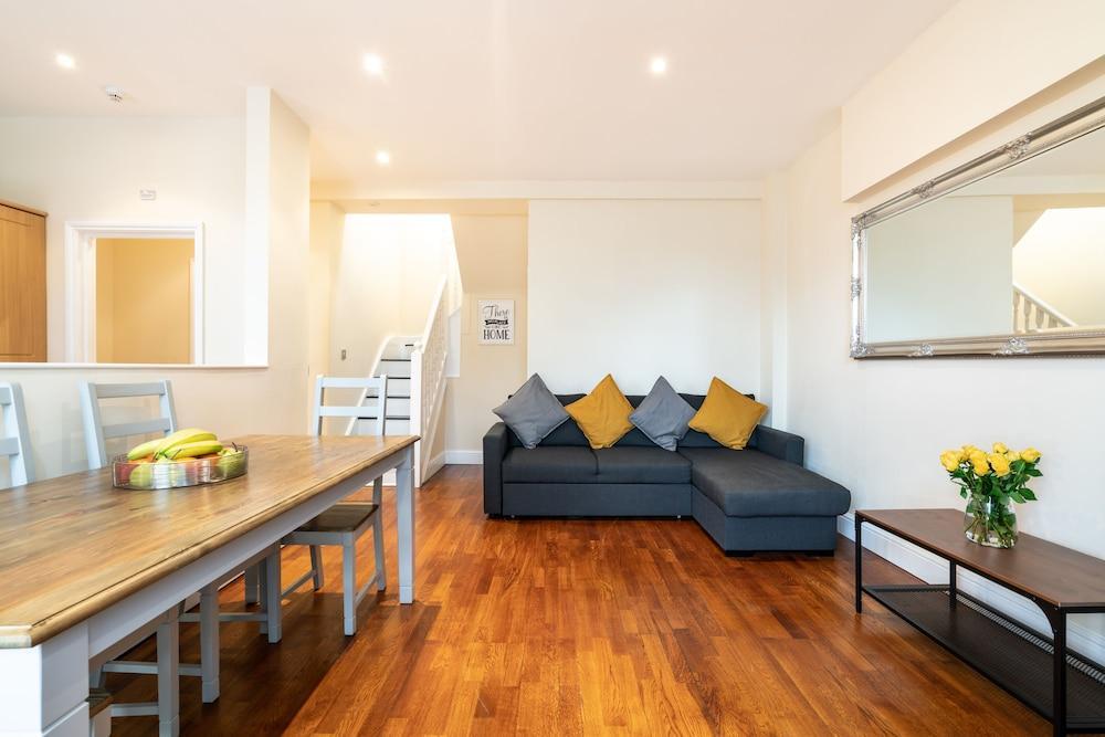 9B St Marks Road Room Type - Deluxe Apartment