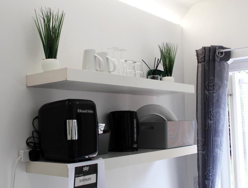 Beautiful 1-bed Studio in Uxbridge, London - Tap to explore photos