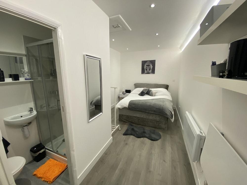 Beautiful 1-bed Studio in Uxbridge, London - Tap to explore photos