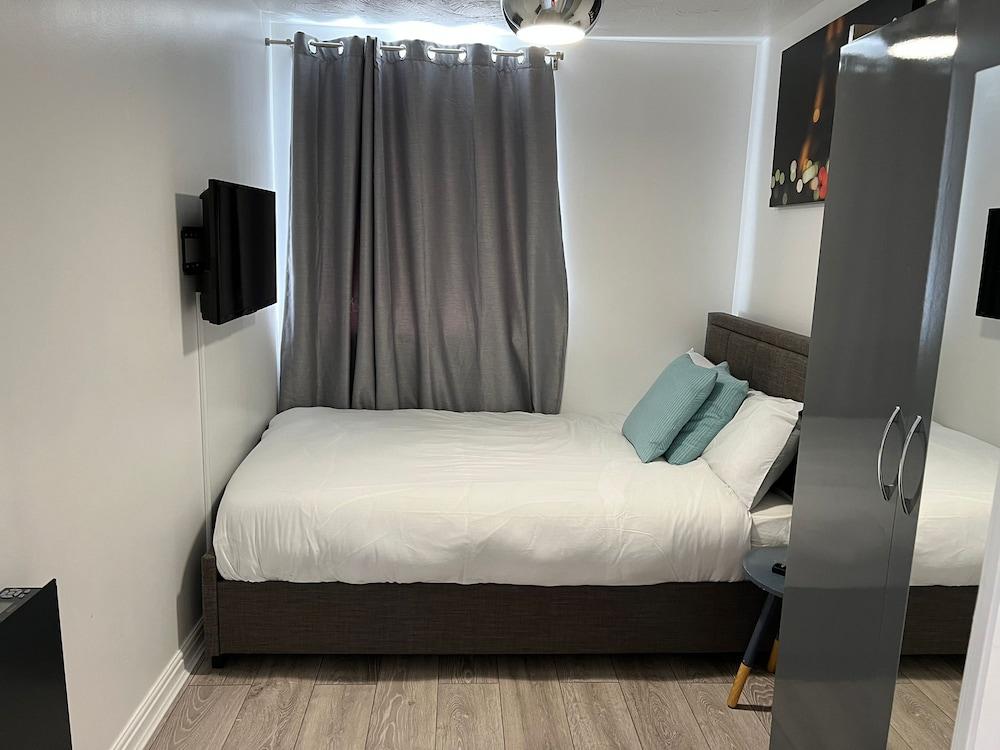 Impeccable 2-bed Apartment in Erith - Tap to explore photos